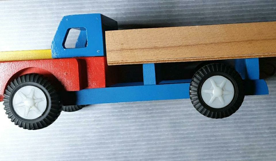 Holz Spielzeugauto in Oppach