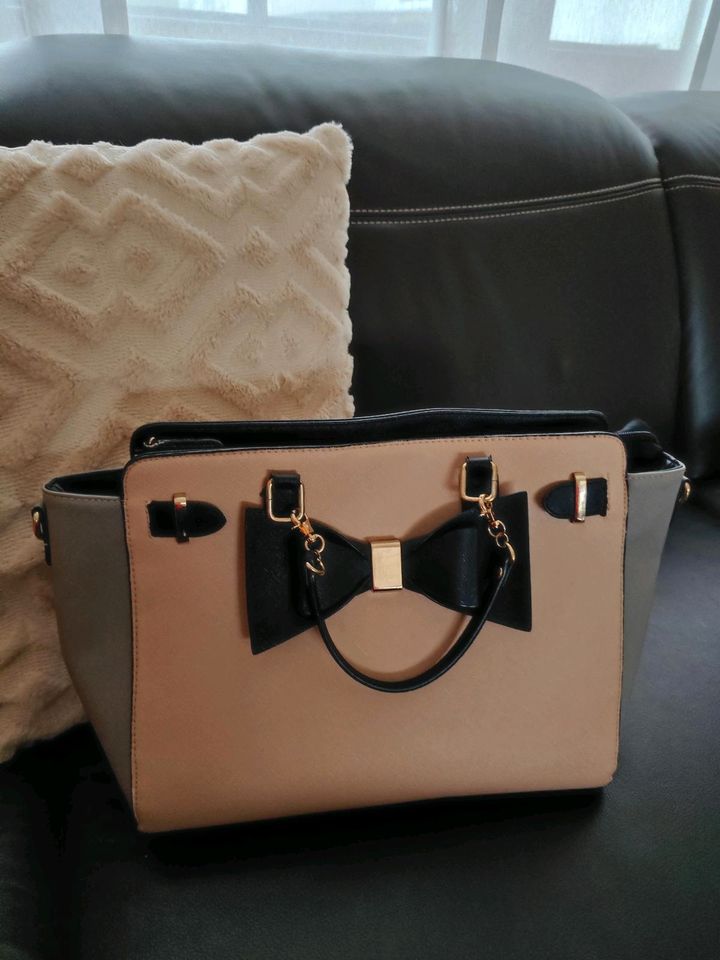 Hübsche Tasche in beige in Menden