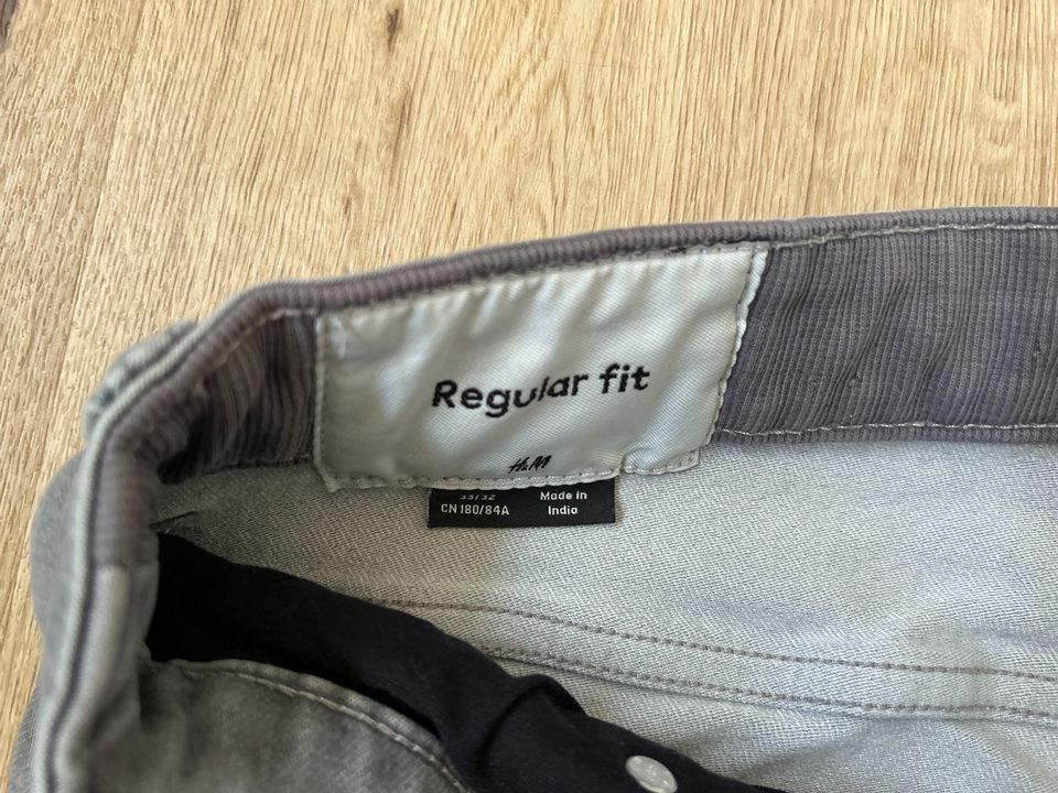 Jeans H&M regular fit Gr. 33/32 in Kempen