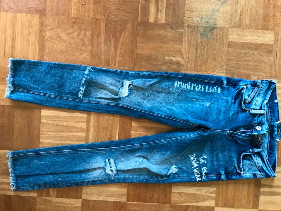 Jeans in destroyed look in Rückersdorf