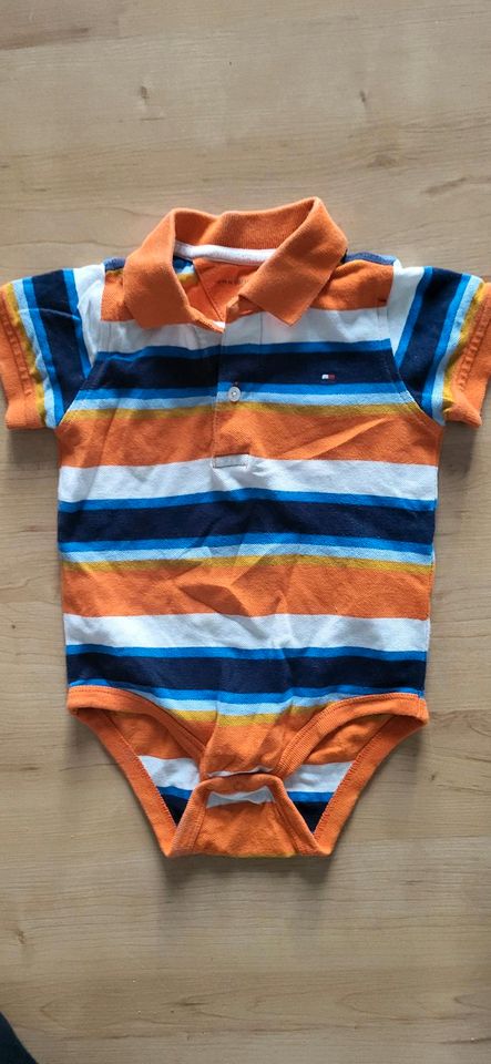 Tommy Hilfiger Body 18M wie neu in Eltville