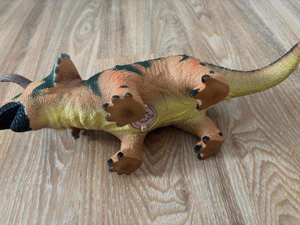 Dinosaurier Triceratops mit Sound Funktion in Berlin