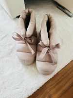 H&M Hausschuhe Boots Stiefel rosa beige 40 nude neu Schleife Berlin - Köpenick Vorschau