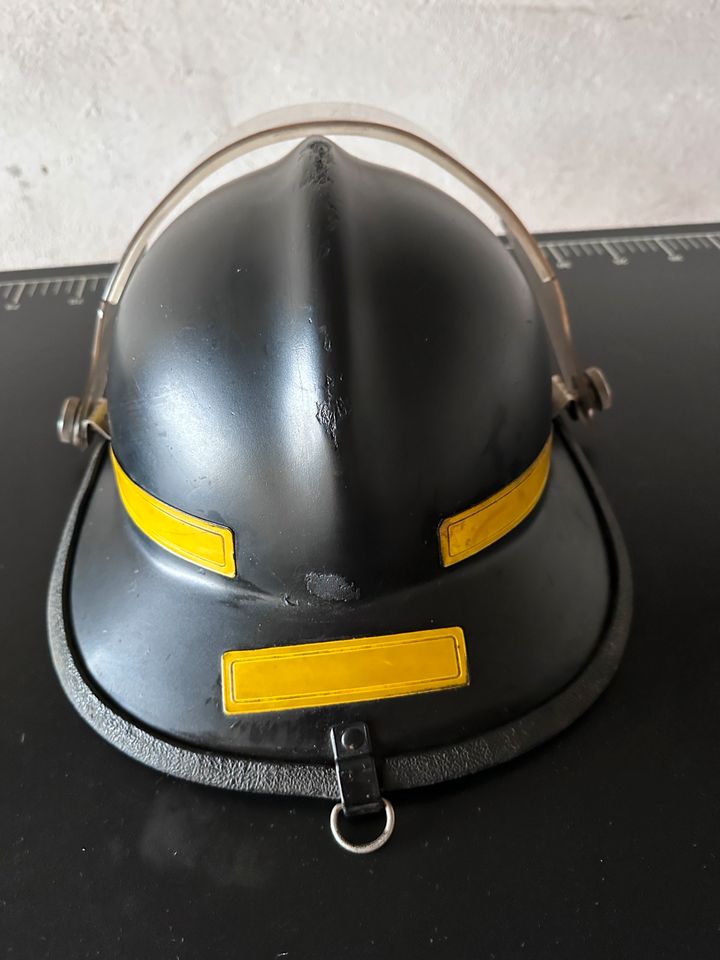 Feuerwehr Helm Kanada Station 71 schwarz Kunststoff in Braunschweig