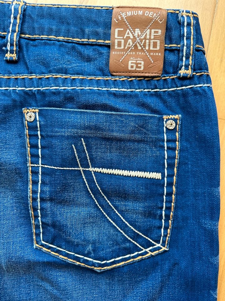 Camp David Jeans in Wolfsmühle