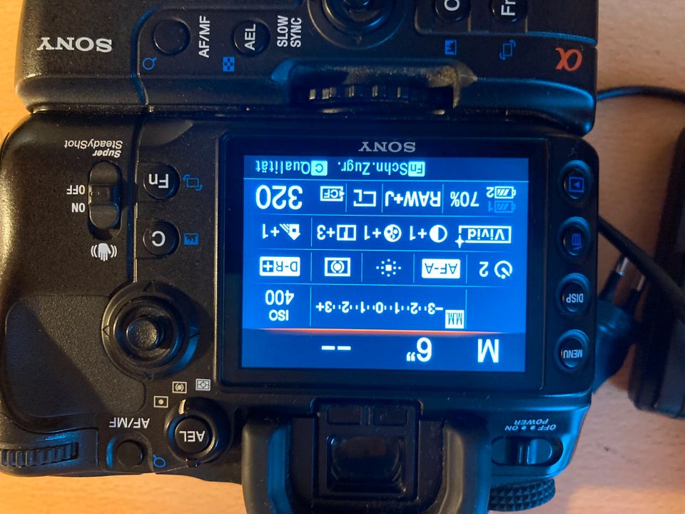 Sony A700 Spiegelreflexkamera mit Vertikalgriff u. Blitz, Akku... in Hamminkeln