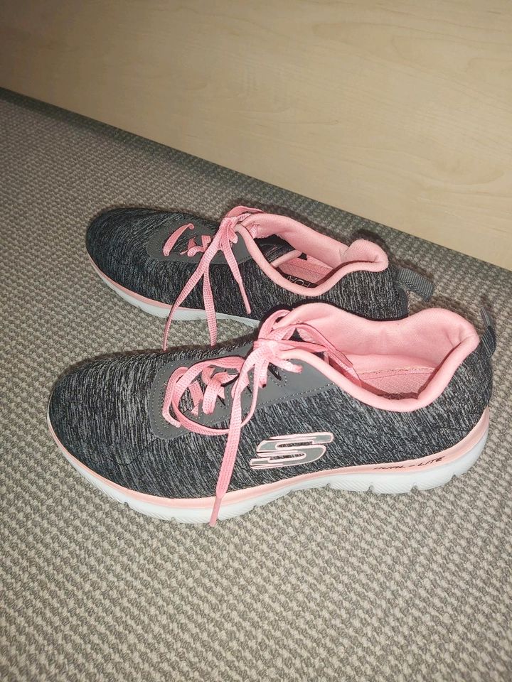 Sketchers Turnschuhe Gr. 36 in Löbnitz