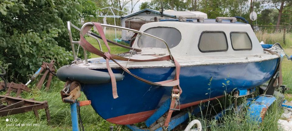 Motorboot mit Trailer in Lohsa