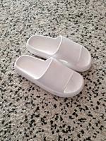 Schlappen Badeschuhe Hausschuhe Größe 37/38 weiß Bayern - Bergrheinfeld Vorschau