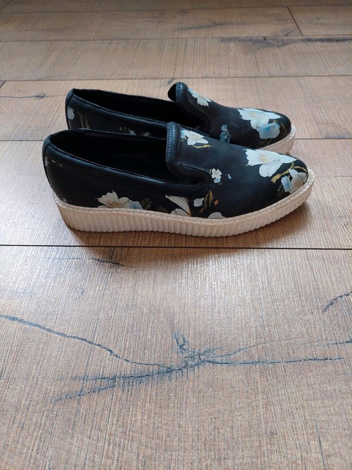 Loafer von Religion Gr. 39 schwarz mit Blüten in Boffzen