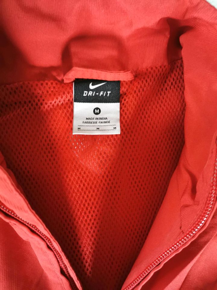 Nike Jacke Größe M rot in Mainz