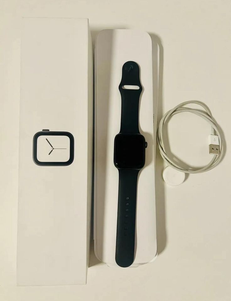 Apple Watch Series 4 44mm, schwarzes & weißes Armband in Stuttgart