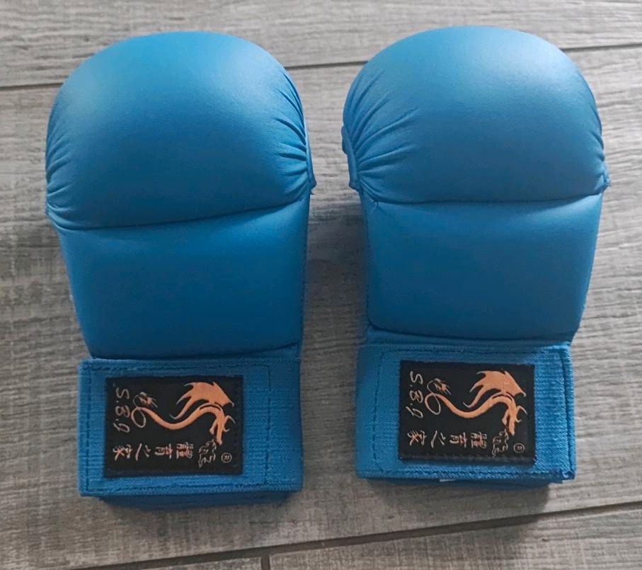 Karate Kickbox Boxhandschuhe Größe M in Nuthetal