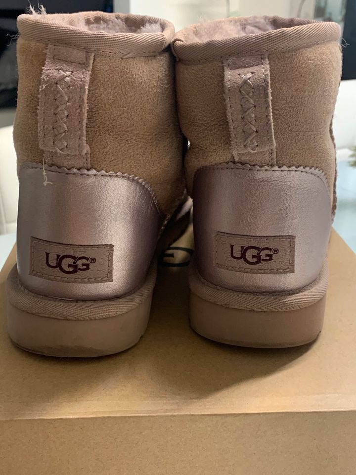 Ugg Boots in der Farbe rosé in Essen