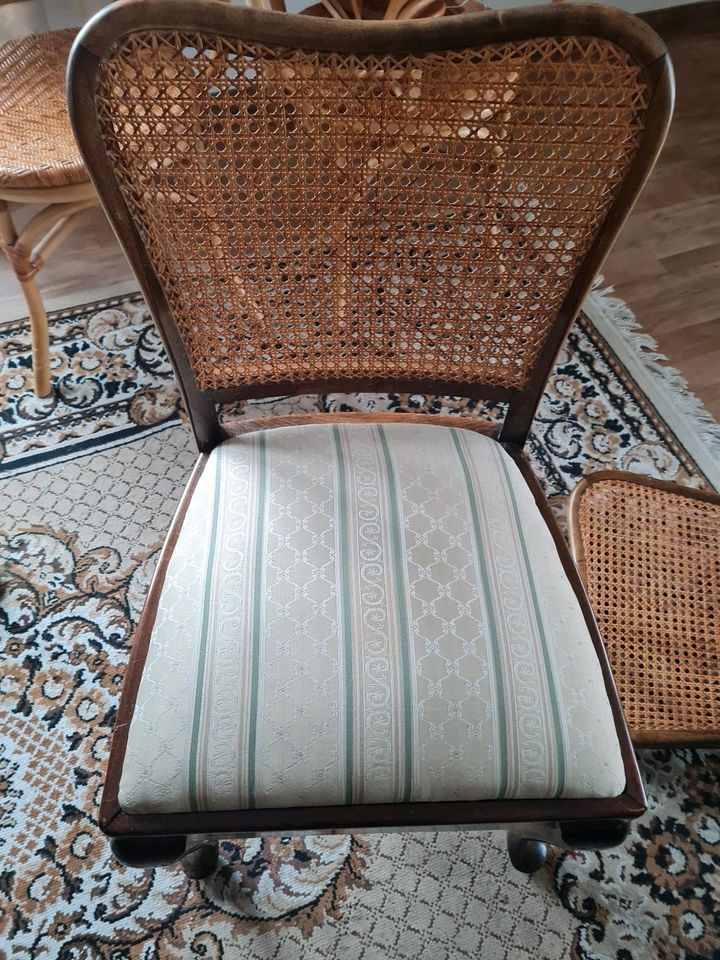 Esstisch ausziehbar antik mit 4 Stühlen neu bezogen Polsterstuhl in Magdeburg