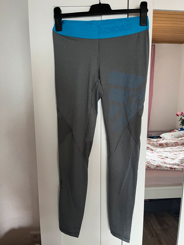 Verschiedene Adidas Sport Leggings Damen in Wettenberg