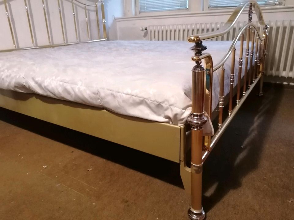 Bett mit Matratze in Oppau zu besichtigen. in Bad Dürkheim