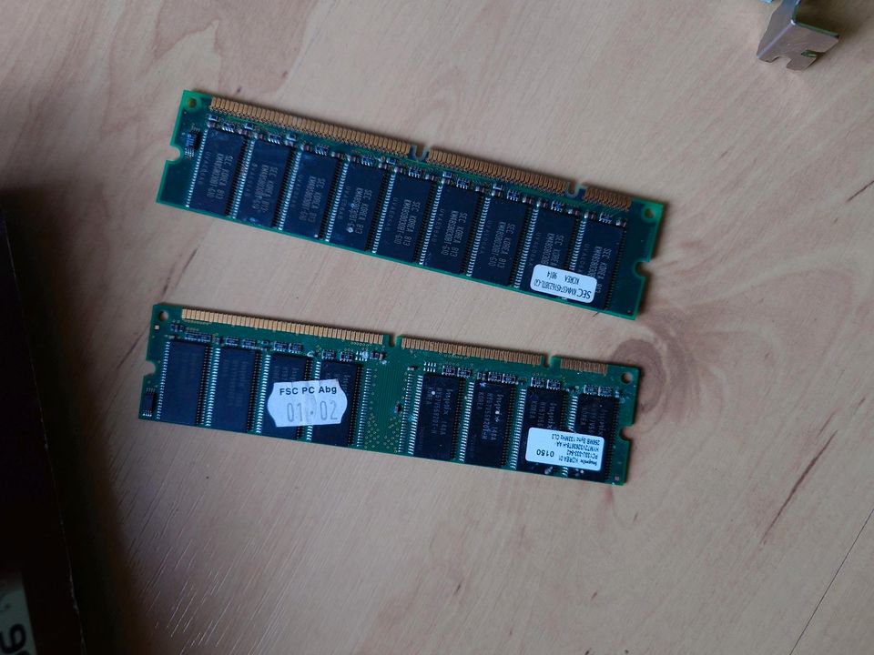 2 Grafikkarten und 2  mal DDR RAM in Treia
