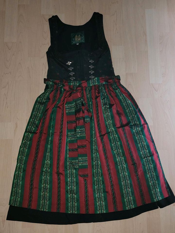 Dirndl mit Schürze in Neutraubling