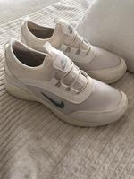 Nike weiß Turnschuh super Gr 37 Fussbett sehr leicht Niedersachsen - Rosengarten Vorschau