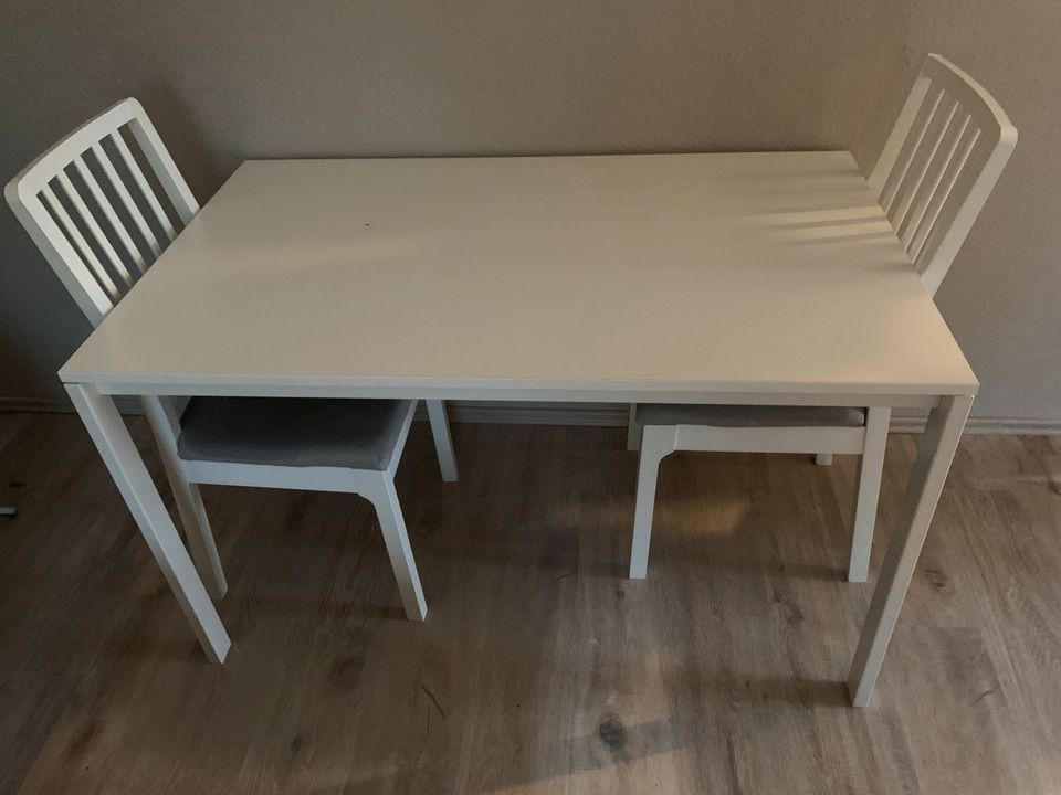 Tisch Stühle Ikea weiß/grau in Grömitz