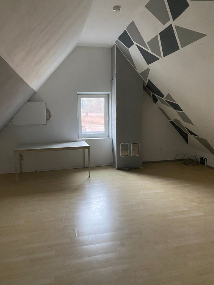 Biete eine Dachwohnung zum Vermieten ca. 100 m² in 92245 Theuern in Kümmersbruck
