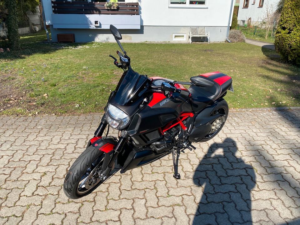 Ducati Diavel 1200 Red Carbon in Gröbenzell