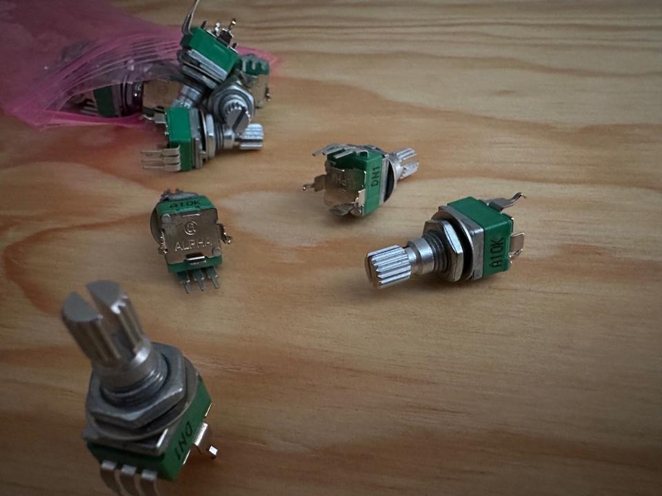 15x ALPHA POTS 10K OHM LOGARITHMIC PCB Potis Potentiometer NEU in Scharnebeck