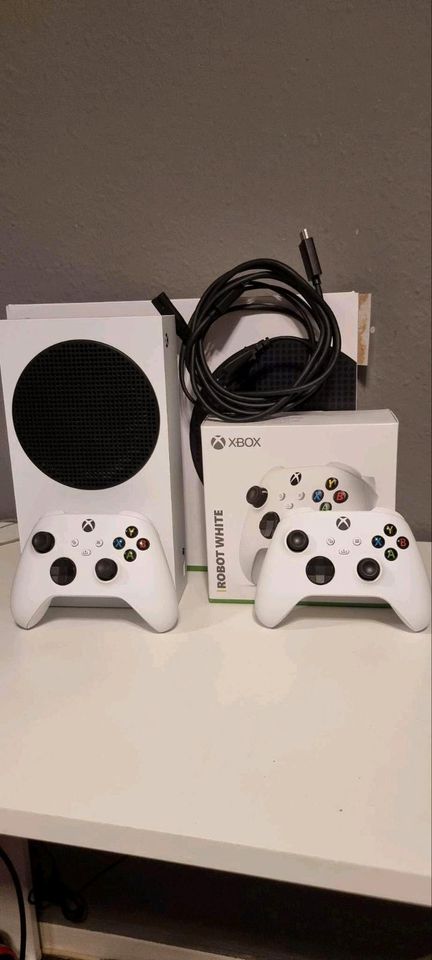 Xbox series s +50€ die 2 controller in Husum