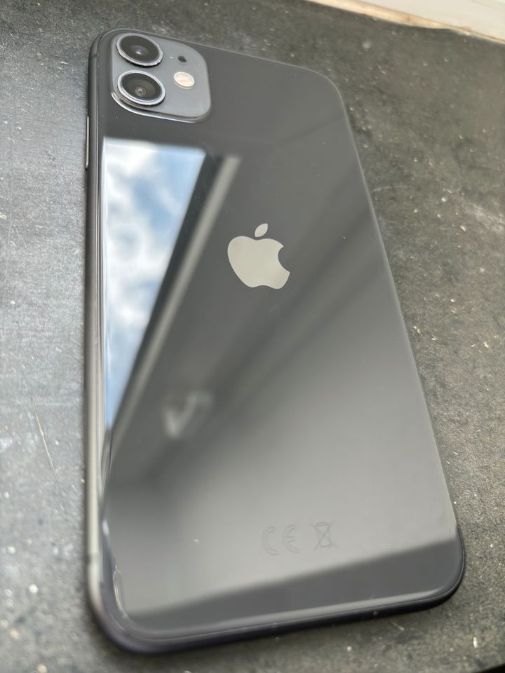 Apple iPhone 11 64 GB schwarz in sehr gutem Zustand in Frankfurt am Main