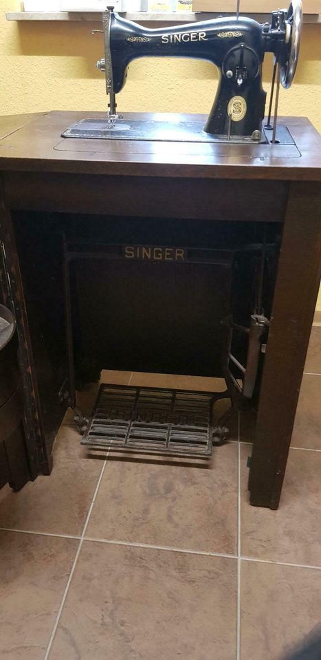 Singer Nähmaschine inkl. Schrank (versenkbar) in Warmsen