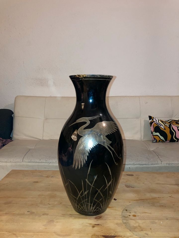 vintage Vase schwarz mit Kranich in Berlin