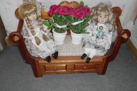 Puppenbank mit zwei Puppen und Kunstblumen Thüringen - Mellingen Vorschau