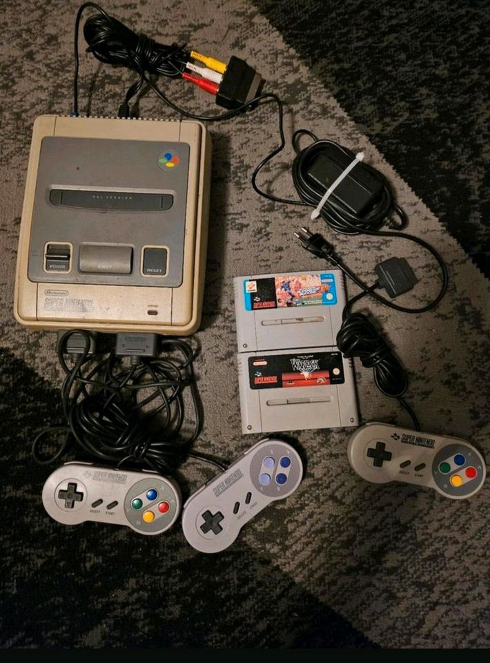 Super Nintendo mit zwei Spiele und drei controller in Neuss