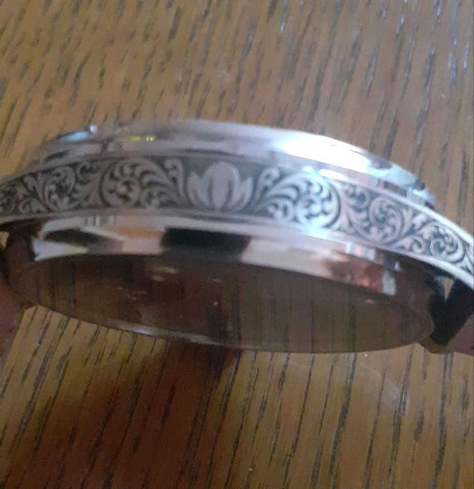 Biete schöne Armbanduhr, ehemals Taschenuhr in Duisburg