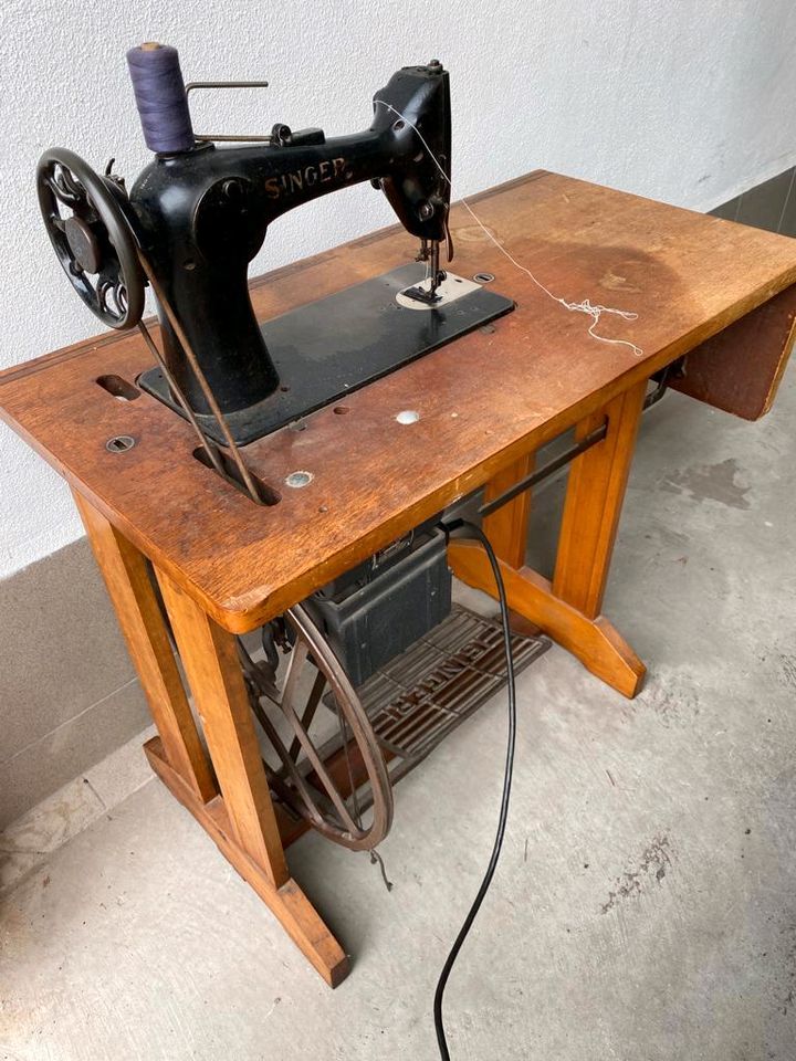SINGER Nähmaschine mit Tisch und Tretrad elektrisch in Zella-Mehlis