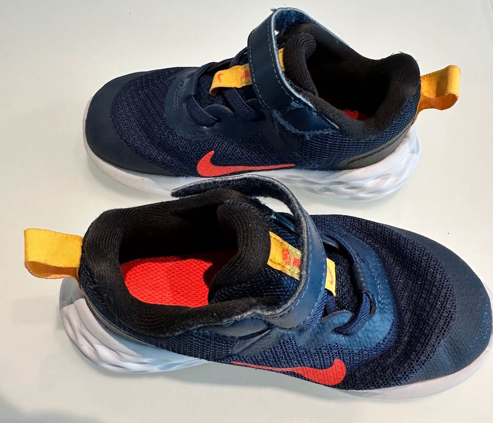 Nike Kinderschuhe in Größe 26 sehr gut erhalten in Forchheim