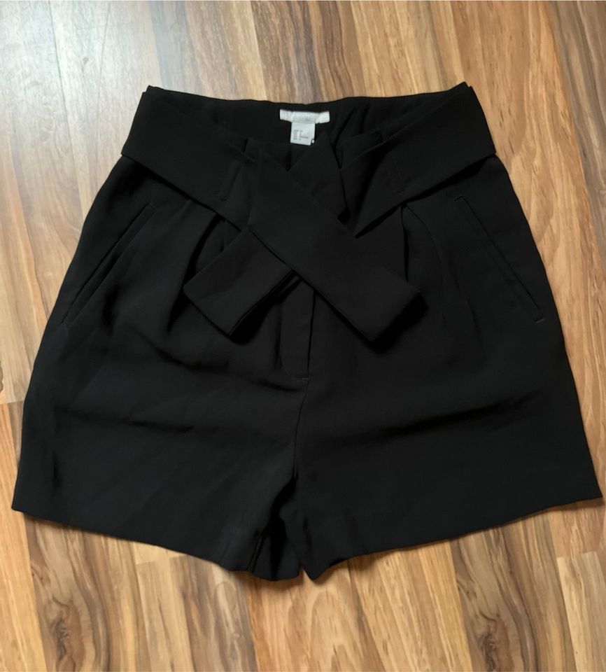 Damen Sommer H&M Shorts kurze Hose schwarz Gr.36 in Koserow