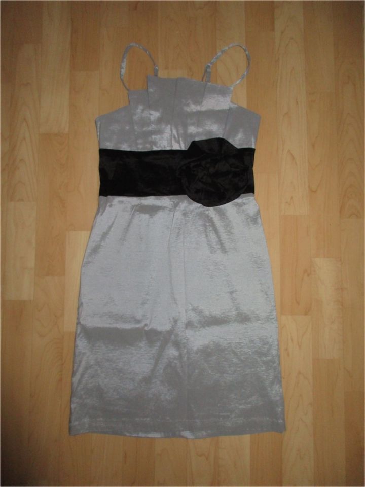 Modell: Kleid Damenkleid Abendkleid von BODYFLIRT Gr.32 in Lippstadt