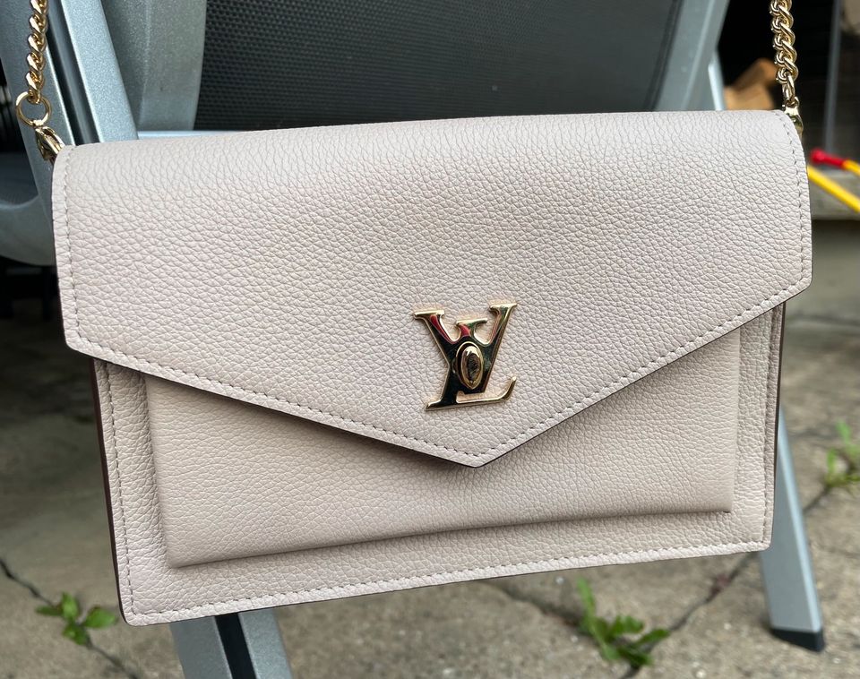 Louis Vuitton MYLOCKME CHAIN POCHETTE greige neu in Baden-Württemberg -  Lörrach