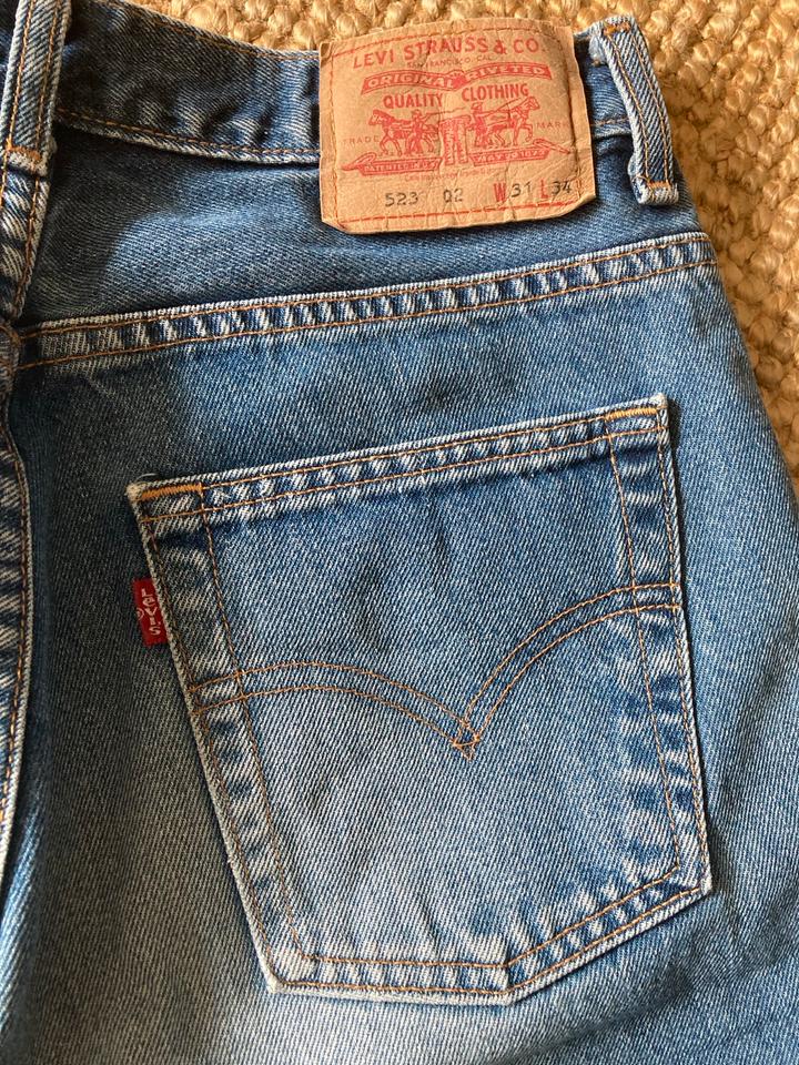 Levis Jeanshose 31 34 denim Shorts kurze Hose Hotpants Fransen in Bonn