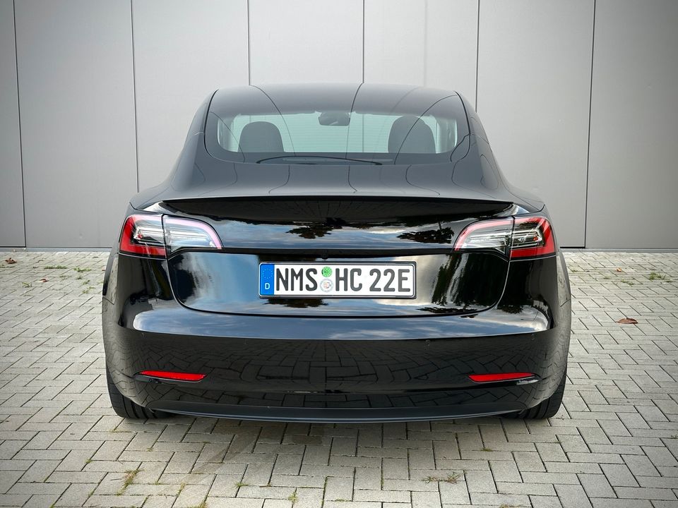 Tesla Model 3 Performance Schwarz mit Wärmepumpe in Neumünster