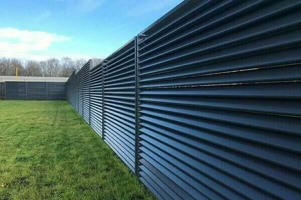 Viola Lamellenzaun: 28 Meter Länge und 1,4 Meter Höhe. Ein eleganter Sichtschutzzaun für Ihren Garten. Entdecken Sie hochwertige Zäune von Viola, Sichtschutz, Zaun, Lamellenzaun, Aluminiumzaun in Siegen