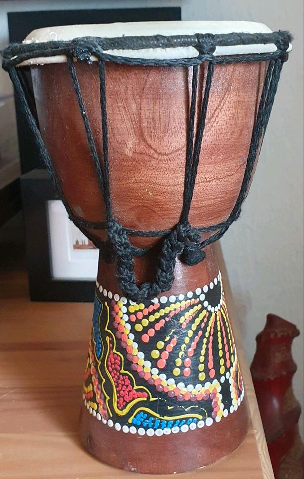 Djembe Trommel Afrika bemalt in Neuhaus