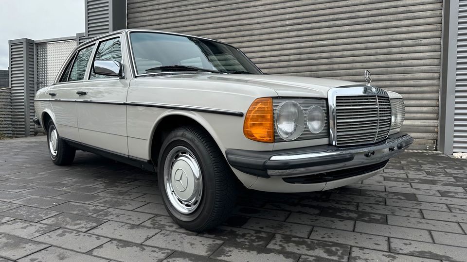 Mercedes-Benz 200 W123 im Topzustand, 2. Hand, Sonderlack ab Werk in Andernach