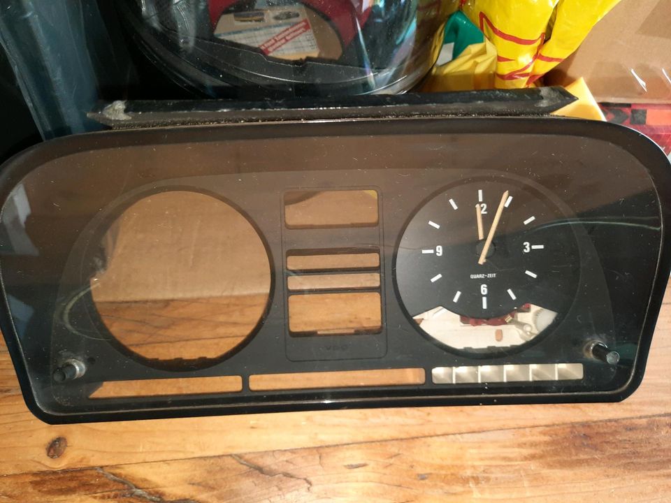 Original BMW e28 Cockpit mit Uhr in Eltville