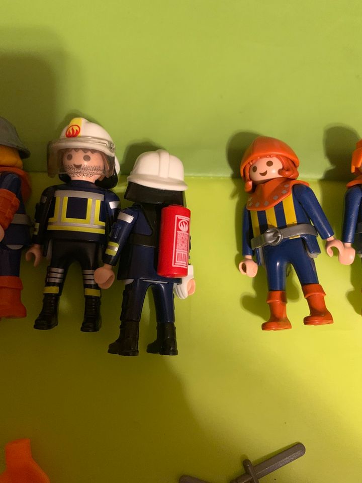 Playmobil Feuerwehr-Set Feuerwehrmänner Leitern Figuren Werkzeug in Schnaitsee