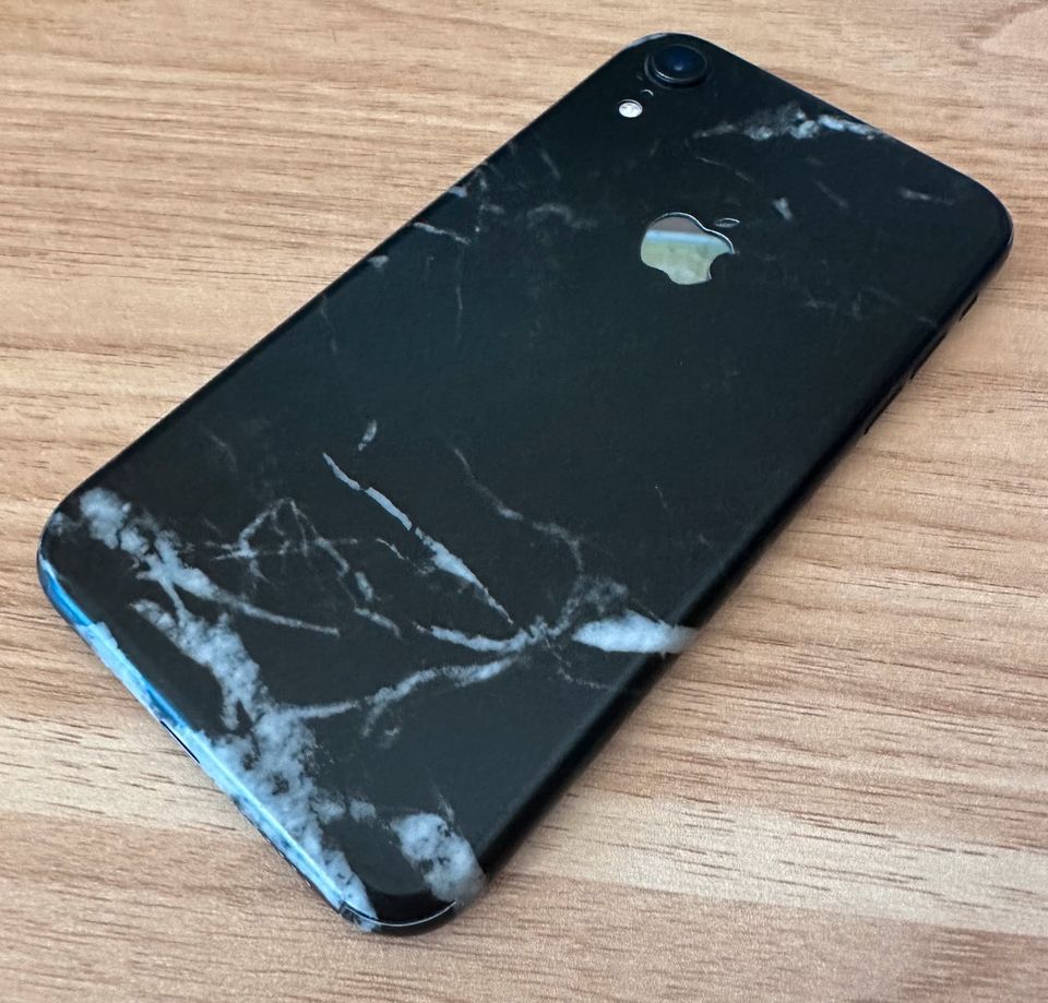 Apple iPhone Xr 64GB schwarz (Dbrand-Skin) Akkucase & Zubehör OVP in Dresden