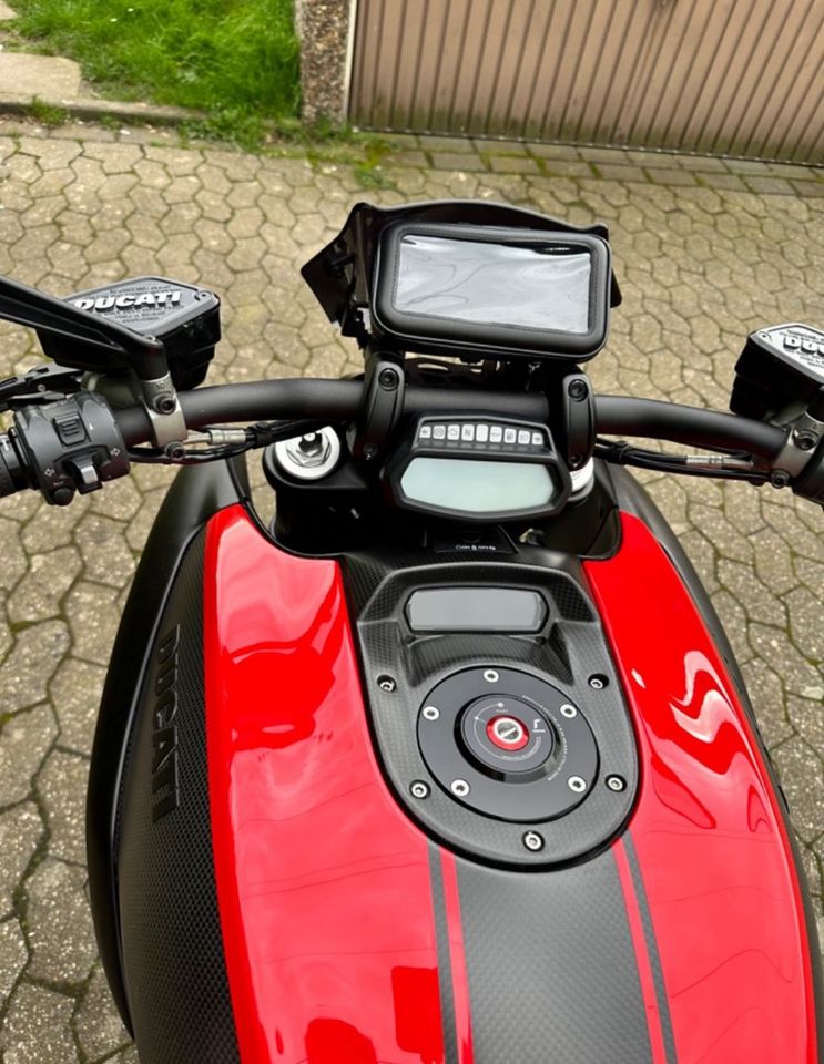 Ducati Diavel Carbon in Schalksmühle