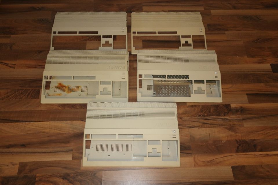 Mehrere Amiga 500 Gehäuse in Jerxheim